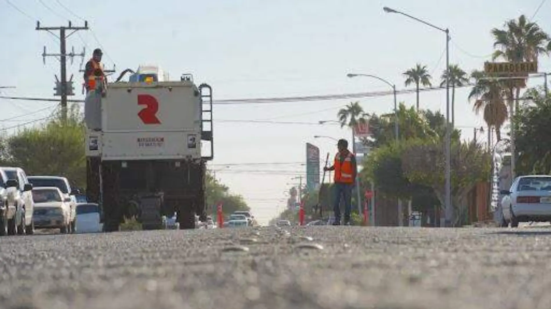 Los trabajadores del ayuntamiento comenzaron con el raspado de calles